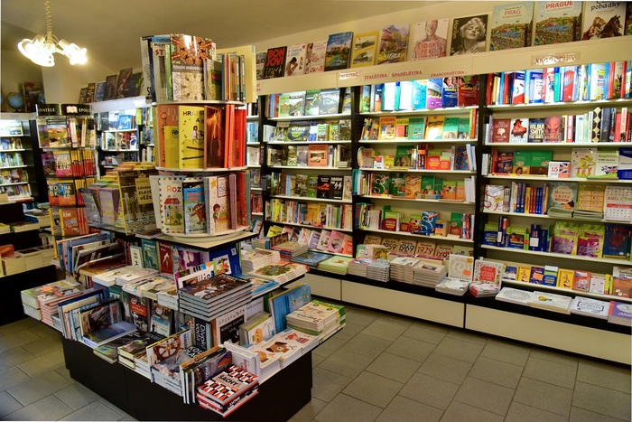 Interiér knihkupectví 1