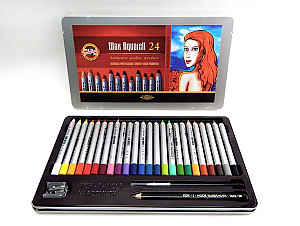 Koh-i-noor pastelky WAX AQUARELL souprava 24 ks doplněná o štětec, ořezávátko a grafitovou tužku v plechové lrabičce