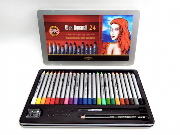 Koh-i-noor pastelky WAX AQUARELL souprava 24 ks doplněná o štětec, ořezávátko a grafitovou tužku v plechové lrabičce