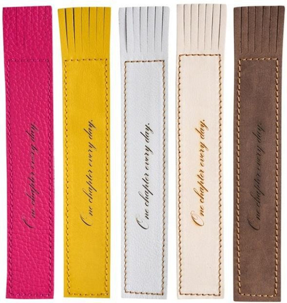 Kožená záložka se střapci One chapter every day